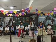 La imagen puede contener: 7 personas, personas sonriendo, personas en el escenario