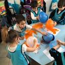 La imagen puede contener: 2 personas, niños
