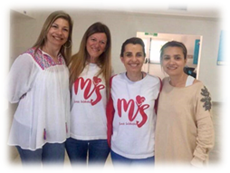 La imagen puede contener: 4 personas, personas sonriendo, personas de pie