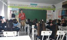 La imagen puede contener: 1 persona, sentado