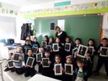 La imagen puede contener: 19 personas, personas sonriendo, interior