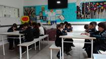 La imagen puede contener: 1 persona, sentado, tabla e interior