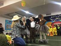 La imagen puede contener: 5 personas, personas sonriendo, personas bailando, personas de pie, sombrero e interior