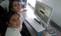 La imagen puede contener: 2 personas, personas sonriendo, pantalla, oficina e interior